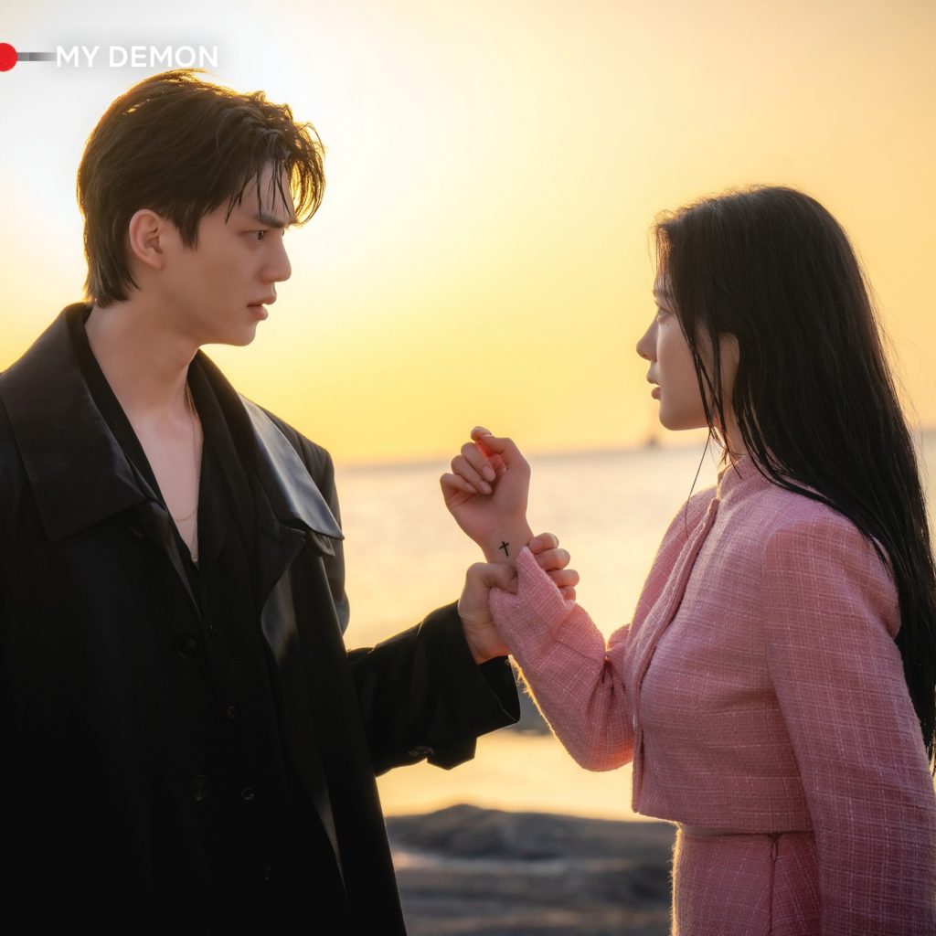 Guwon and Dohee in My Demon ep 2