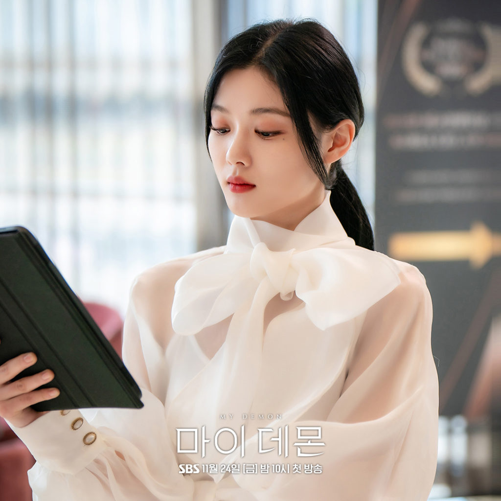 Kim Youjung as Do Dohee in My Demon episode 1