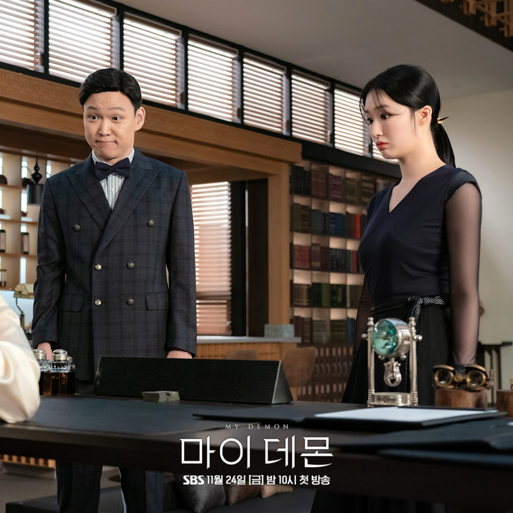 Heo Jeong-do as Park Bok-gyu and Jo Hye-joo as Jin Ga-young in My Demon ep 1
