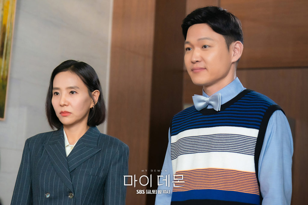 Seo Jeong-yeon as Secretary Shin Da-jeong and Heo Jeong-do as Park Bok-gyu in My Demon ep 8