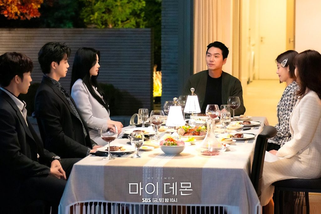 Left: Lee Sangyi as Joo Seokhoon, Song Kang as Jeong Guwon, and Kim Youjung as Do Dohee. Right: Jo Yeonhee as Kim Se-ra, Lee Yoonji as Noh Soo-an. Center: Kim Taehoon as Noh Seokmin inMy Demon ep 13