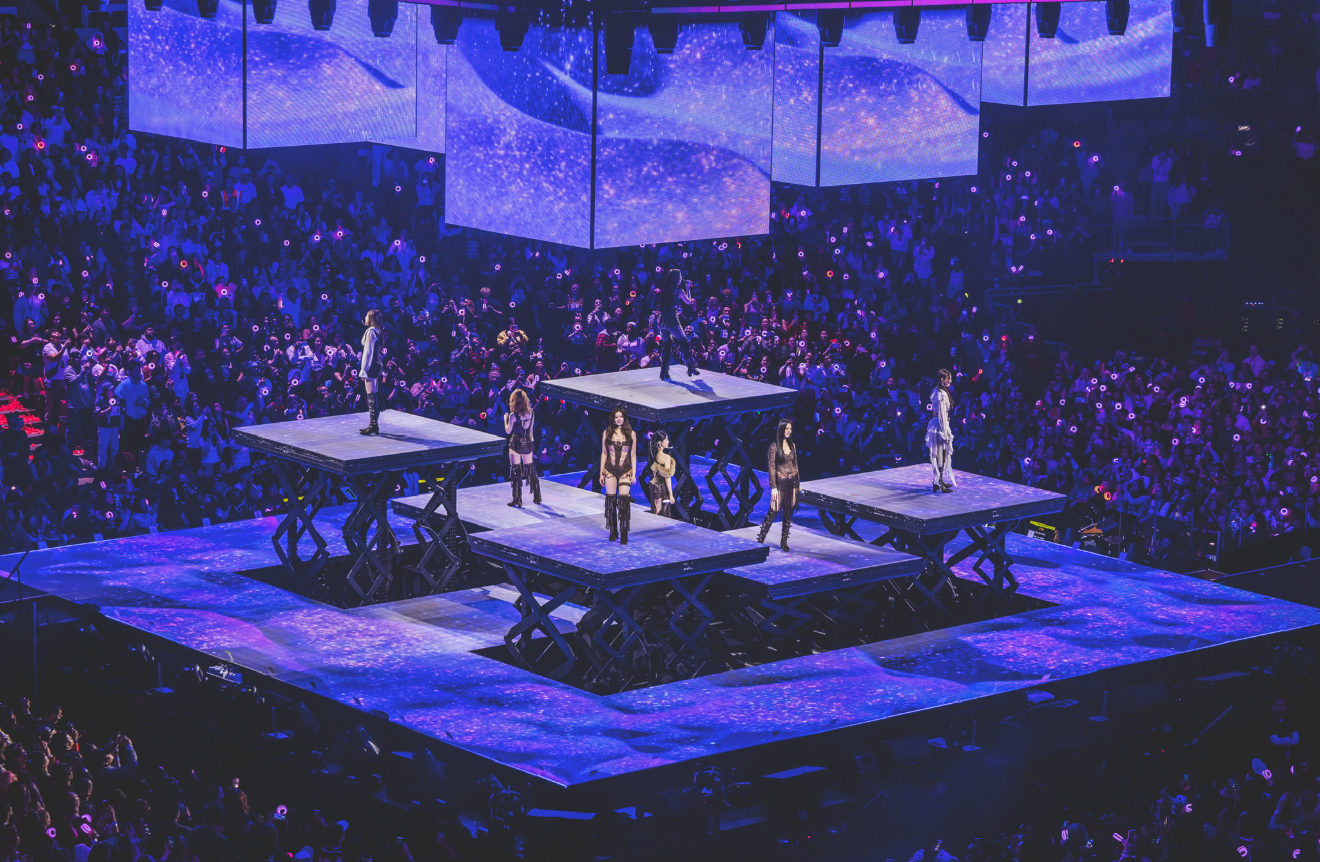 TWICE THIS IS FOR CHICAGO CONCERT REVIEW MEMBERS ON STAGE