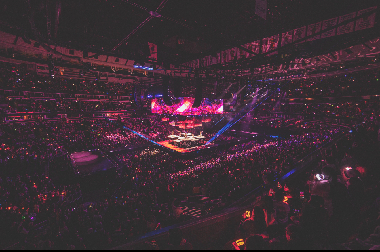 TWICE THIS IS FOR CHICAGO CONCERT REVIEW FULL VIEW