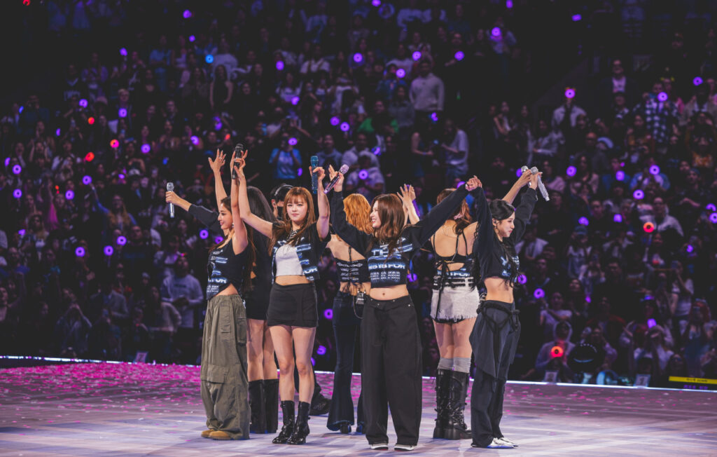 TWICE THIS IS FOR CHICAGO CONCERT REVIEW TWICE ON STAGE HOLDING ARMS UP